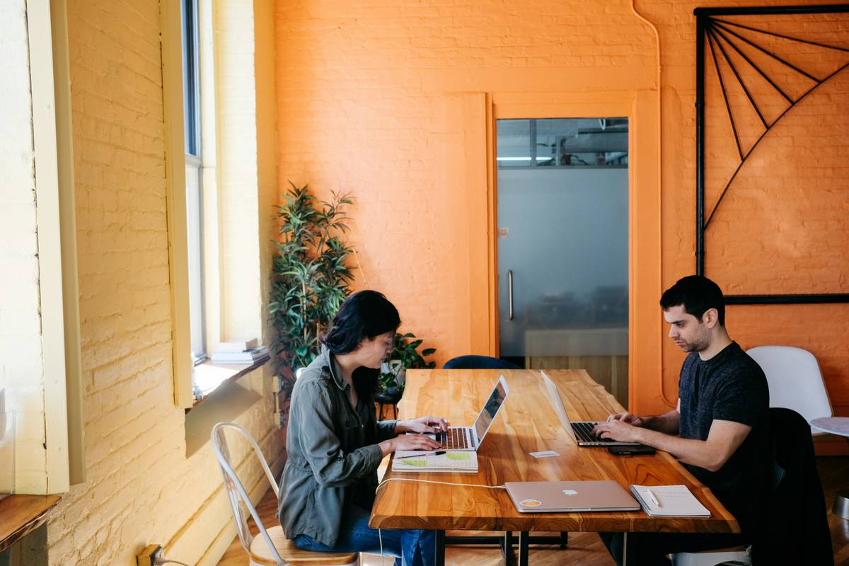 Infographic comparing standard vs. creative workspace rentals: Wi-Fi speed, desk ergonomics, noise levels, natural light