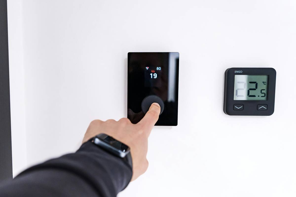 Infographic showing HVAC energy consumption in vacation rentals vs. savings with smart thermostats: 48% baseline use drops to 37% with smart controls, saving $1,200 annually