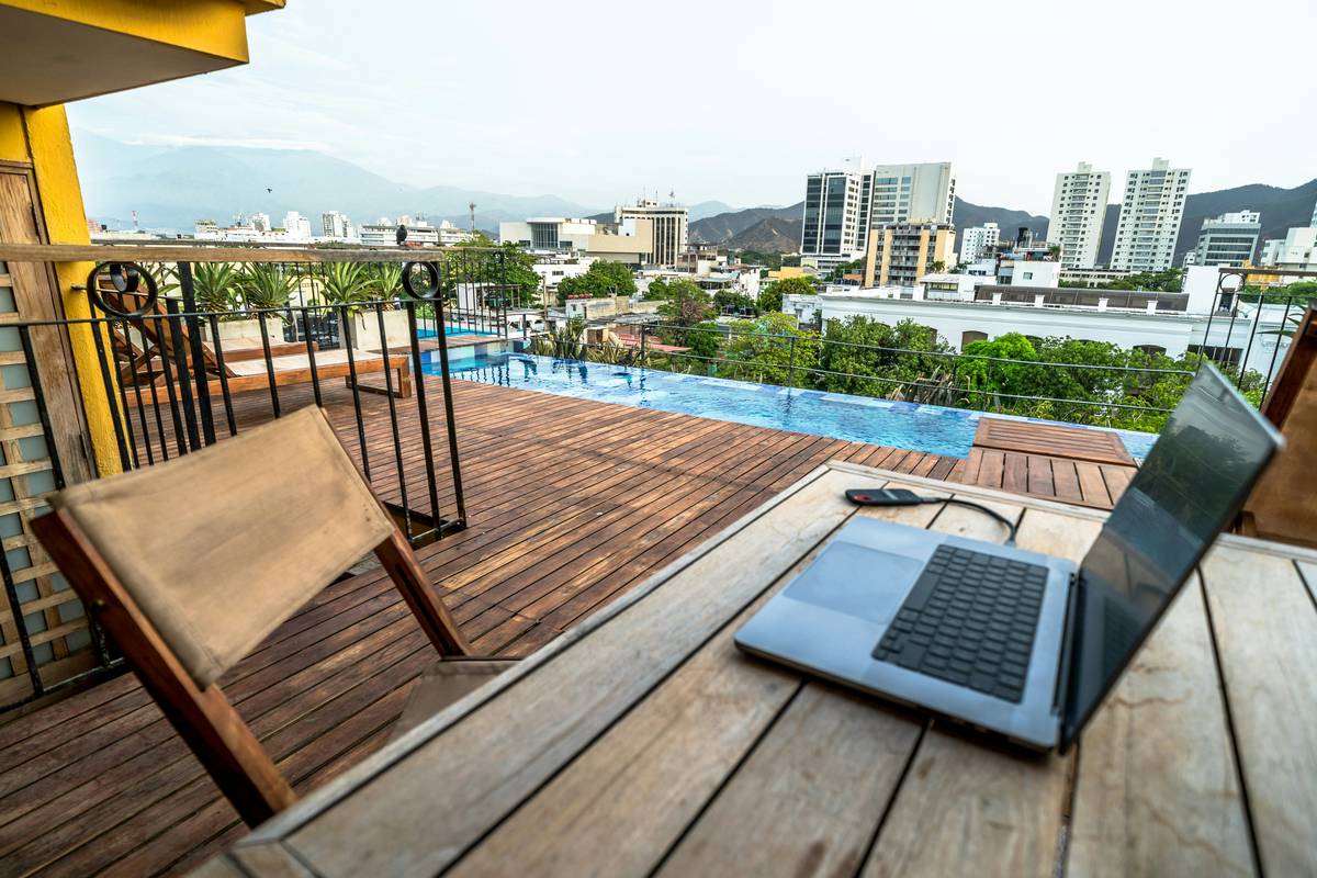 Side-by-side review analytics: Tahoe chalet shows 4.9 stars with 'easy tech' mentions; Miami condo shows 3.6 stars with 'confusing setup' complaints