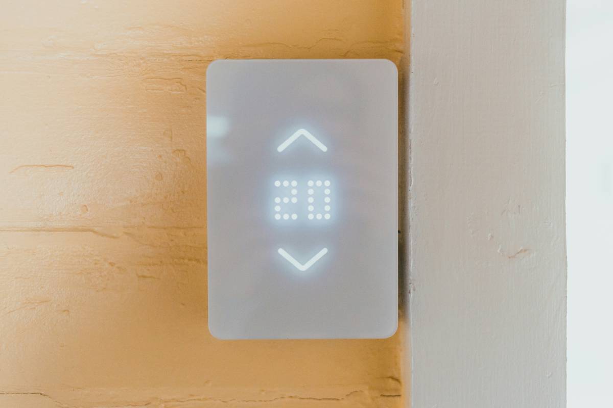 Comparison chart of smart thermostat rentals showing energy savings and guest ratings