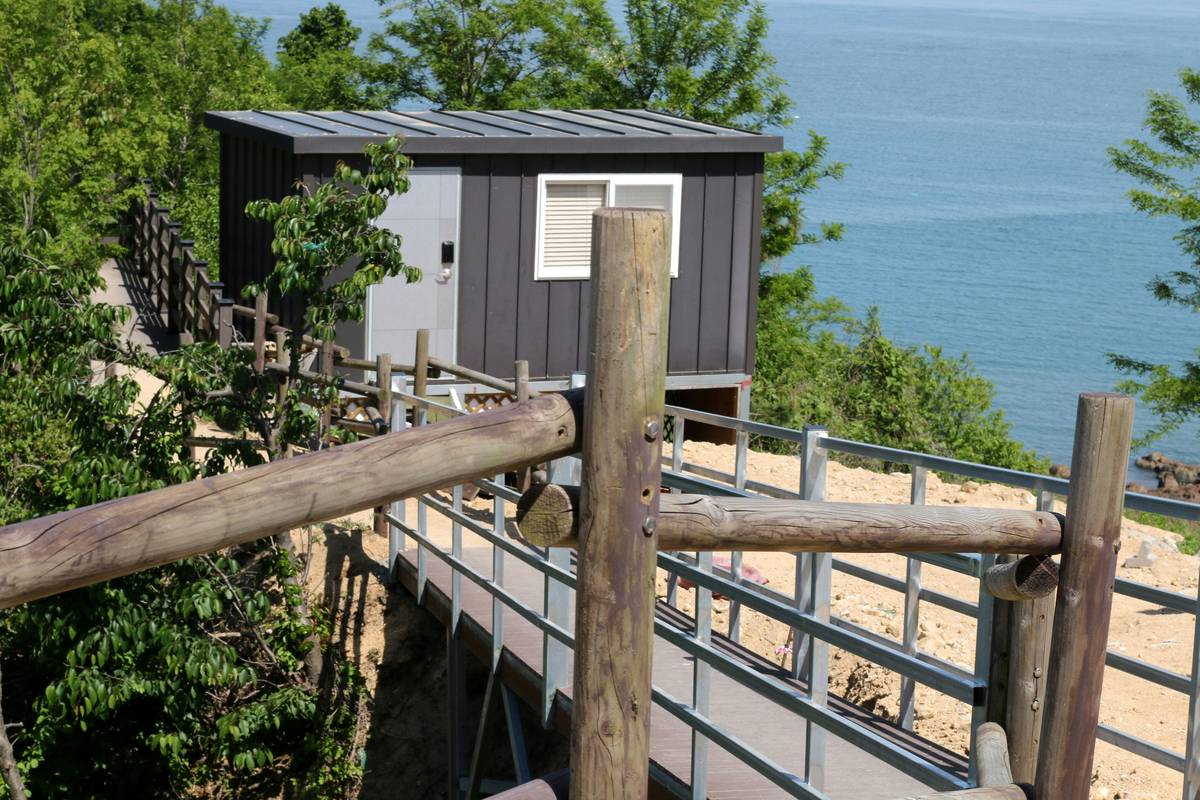 Guest using smartphone to unlock smart lock vacation homes